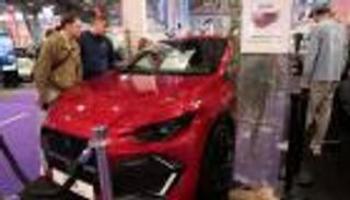 معرض السيارات في مارسيليا.. أسعار جنونية تشعل النقاش بين الزوار