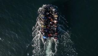 لاجئون يستقلون أحد القوارب في طريقهم لأوروبا - أرشيفية