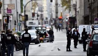 عناصر من الشرطة الفرنسية تنتشر في أحد مواقع هجمات باريس