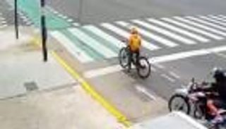 الأرجنتين.. حاول سرقة هاتفها فلقنته درسا قاسيا (فيديو)