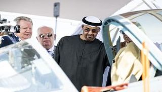 الشيخ محمد بن زايد آل نهيان رئيس دولة الإمارات يطلع على ابتكارات معرض دبي للطيران