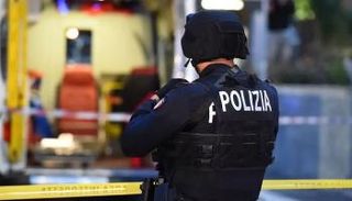 عنصر من الشرطة الإيطالية