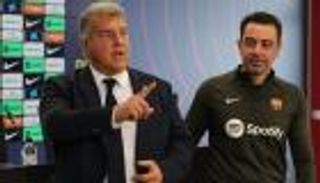 تشافي ضد لابورتا.. مدرب برشلونة السابق يقتحم صراع الانتخابات