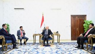 رئيس مجلس القيادة الرئاسي باليمن يستقبل الوزير البريطاني