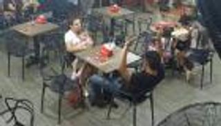 سرقة صادمة لفنان كولومبي أمام زوجته داخل مطعم في وضح النهار