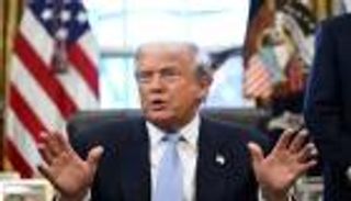 «ورم حميد؟».. ترامب يمازح الصحفيين بشأن صحته