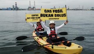 نشطاء يطالبون بإنهاء الاعتماد على الوقود الأحفوري - أ ف ب