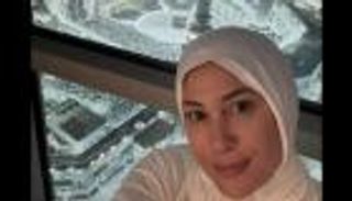 هند صبري تؤدي مناسك العمرة ليلة عيد ميلادها