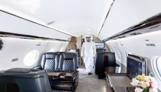 الشيخ حمدان بن محمد بن راشد آل مكتوم يتفقّد أحدث الطائرات المشاركة