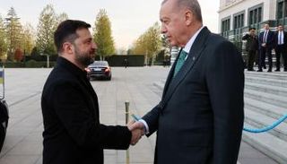 زيلينسكي يصافح أردوغان لدى وصوله أنقرة