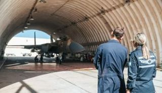 عناصر من الجيش الإسرائيلي في قاعدة جوية