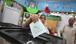 سيدة مصرية تدلي بصوتها في الانتخابات البرلمانية بمرحلتها الأولى