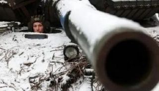 جندي أوكراني يراقب الجبهة من دبابة تكسوها الثلوج- أرشيفية