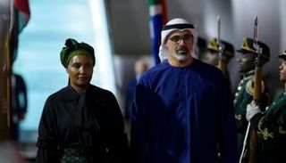 ولي عهد أبوظبي لدى وصوله إلى جوهانسبرغ للمشاركة في أعمال قمة العشرين