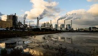 غازات تتصاعد من محطة طاقة حرارية - أ ف ب