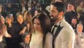 مي عز الدين في أول ظهور رسمي مع زوجها أحمد تيمور.. أناقة وحضور كلاسيكي