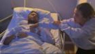 تامر حسني يغادر مستشفى برلين بعد استئصال جزئي للكلية