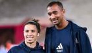 سيشاركان في كأس أفريقيا بشرط.. مدرب باريس يحذر قبال وسمير شرقي