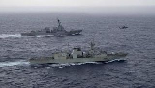 سفينتان حربيتان صينيتان وتحلق قربهما مروحية