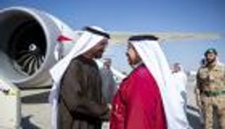 محمد بن زايد يصل إلى البحرين والملك حمد بن عيسى في مقدمة مستقبليه