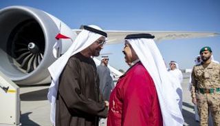 رئيس دولة الإمارات يصافح العاهل البحريني - وام