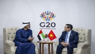 ولي عهد أبوظبي يبحث تعزيز التعاون مع رئيس وزراء فيتنام