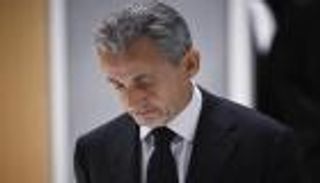 «مذكّرات سجين».. الزنزانة والصراع السياسي في حكاية ساركوزي