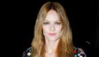 الفنانة الفرنسية فانيسا بارادي تقبل دعوة عمل من شريكها السابق الشهير