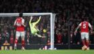 ملك الشباك النظيفة يتلقى هدف الموسم بالبريميرليغ (فيديو)