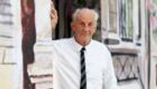 وفاة بول كوستيلو مصمم أزياء الأميرة ديانا