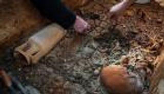 كشف أثري مُذهل في بودابست.. تابوت روماني لم يُفتح منذ 1700 عام