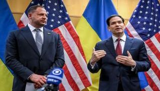 وزير الخارجية الأمريكي (يمين) ورئيس ديوان الرئاسة الأوكرانية