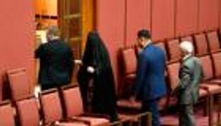 برلمانية أسترالية يمينية تحتج على «قتل» مشروعها.. بـ«النقاب»