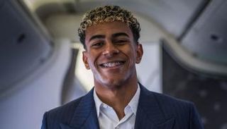 لامين يامال في رحلته إلى لندن