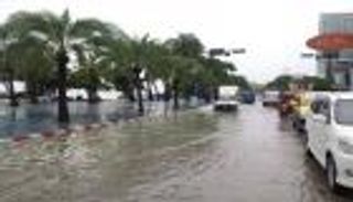 فيضانات ماليزيا تطرد آلاف السكان من منازلهم