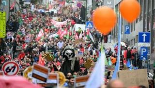 احتجاجات في شوارع بروكسل خلال أكتوبر 2025 ضد تخفيضات الميزانية