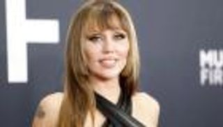 مايلي سايرس تحتفل بعيد ميلادها الـ33 وتتقبل التجاعيد بثقة وامتنان