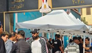 ناخبون مصريون أمام إحدى اللجان الانتخابية بالمرحلة الثانية
