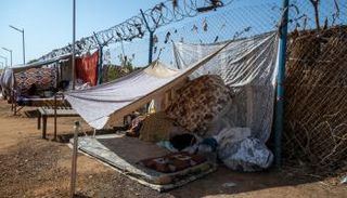 ملاجئ مؤقتة للفارين من الحرب في السودان 