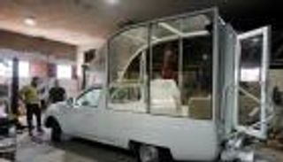 لأطفال غزة.. سيارة البابا فرنسيس تتحول لعيادة متنقلة