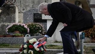 سفير روسيا في فرنسا خلال زيارة المقبرة