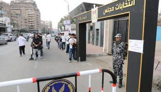 ناخبون مصريون أمام إحدى اللجان الانتخابية 