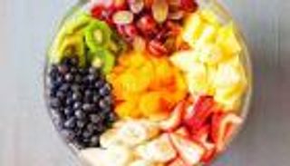 مكون حساس يهدد حياة البريطانيين.. سحب سلطة الفواكه من المتاجر