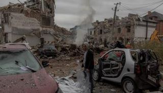 شاب يعاين آثار القصف الروسي في كييف 