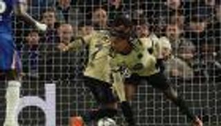 هدف ذاتي معتاد وطرد.. برشلونة يُغرق نفسه أمام تشيلسي (فيديو)