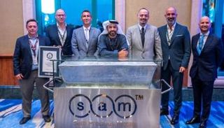 مركز دبي للسلع المتعددة يكشف أكبر سبيكة فضة بالعالم بوزن 1.9 طن