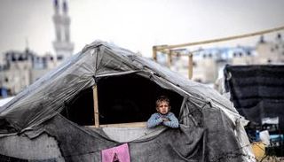 طفل فلسطيني في مخيم للنازحين بغزة