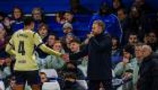 هل حمَّل توريس وأراوخو المسؤولية؟.. فليك يفسر انهيار برشلونة ضد تشيلسي