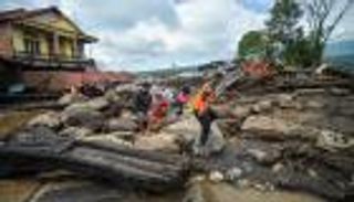 8 قتلى و58 مصابا.. حصيلة كارثة الفيضانات في إندونيسيا