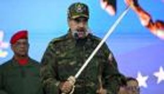 في مواجهة أمريكا.. مادورو يلوح بـ«السيف» وموسكو ترسل المدد